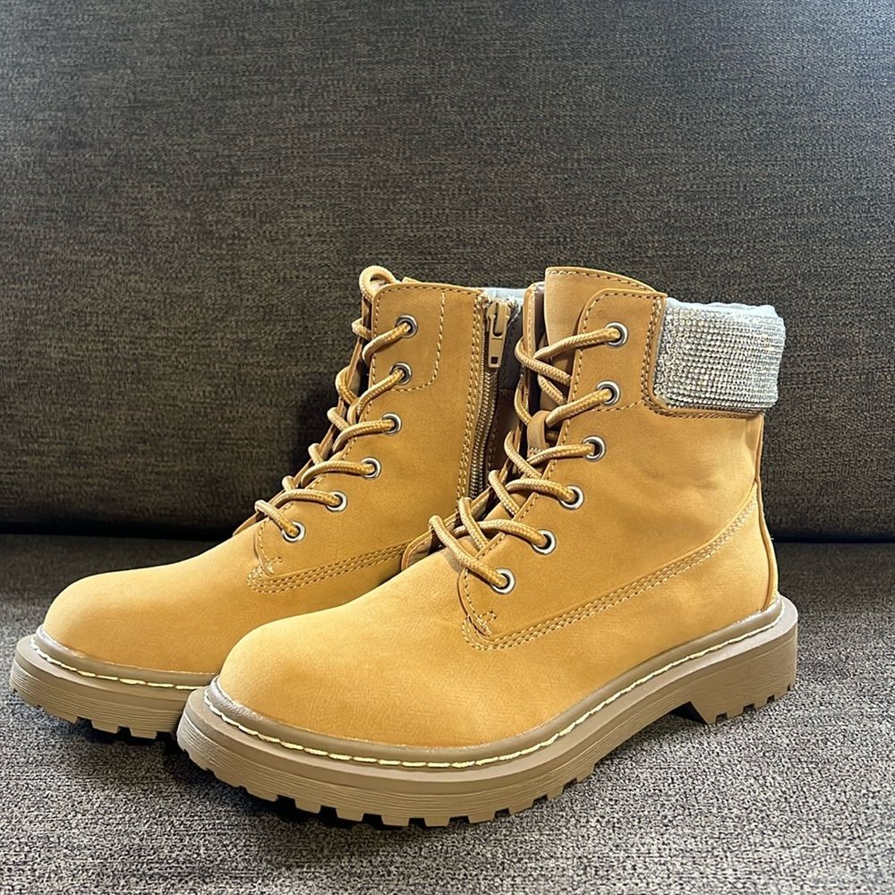 New Wild Pair RiiverLace-up Lug Sole Boots Women’s Size 6